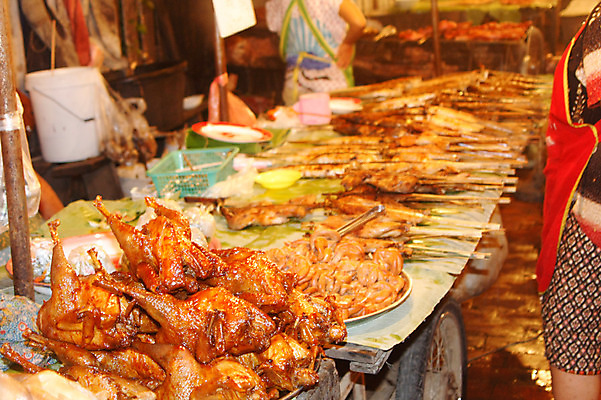 포토 JPG 해외 아시아 음식 요리 사람 판매 치킨 닭고기 전시 닭 꼬치 시장 상인 라오스 재래시장 꼬치구이 전통시장 국내포토 전통 나라 조류 육류 구이 닭고기요리 파일형식
