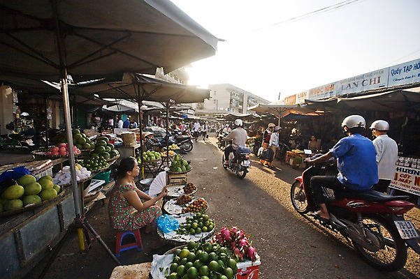 포토 JPG 주간 해외풍경 해외 아시아 음식 과일 사람 풍경 여러명 야외 오토바이 파라솔 시장 상인 베트남 재래시장 노점 노점상 전통시장 국내포토 자연요소 전통 나라 다수 상점 바이크 동남아시아 파일형식