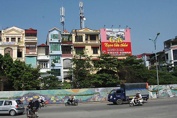 포토 JPG 주간 나무 식물 해외풍경 해외 건축물 아시아 도로 육상교통 교통수단 교통 자동차 거리 풍경 여러명 야외 건물 도시풍경 차도 트럭 오토바이 도시 베트남 하노이 국내포토 자연요소 건축 나라 길 다수 교통시설 사람 바이크 동남아시아 파일형식