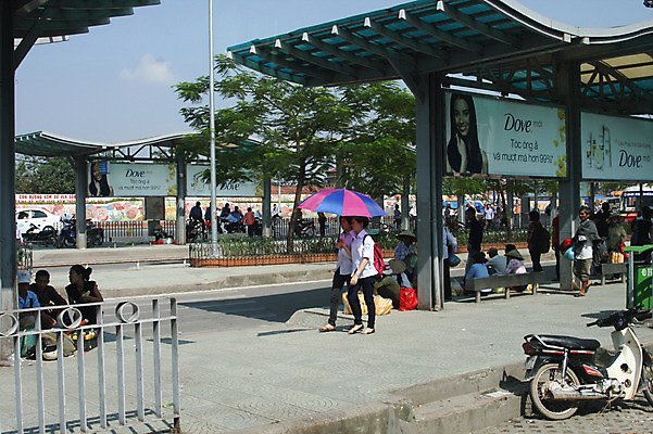 포토 JPG 주간 나무 식물 해외풍경 해외 아시아 우산 거리 간판 사람 풍경 여러명 야외 도시풍경 오토바이 도시 보행자 역 베트남 하노이 국내포토 자연요소 나라 다수 교통시설 바이크 동남아시아 파일형식