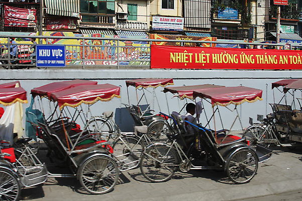 포토 JPG 주간 해외풍경 해외 건축물 아시아 육상교통 교통수단 교통 거리 대중교통 사람 풍경 야외 건물 도시풍경 자전거 도시 베트남 시클로 씨클로 하노이 국내포토 자연요소 건축 나라 바이크 동남아시아 파일형식