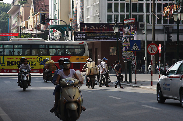 포토 JPG 주간 나무 해외풍경 해외 건축물 남자 아시아 육상교통 교통수단 교통 자동차 거리 버스 사람 풍경 여러명 야외 건물 도시풍경 차도 오토바이 도시 표지판 보행자 승차 베트남 하노이 남자만 국내포토 자연요소 식물 건축 나라 도로 다수 모션 대중교통 알림판 바이크 동남아시아 파일형식