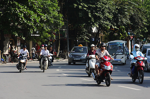 포토 JPG 주간 나무 식물 해외풍경 해외 남자 아시아 육상교통 교통수단 교통 자동차 거리 사람 풍경 여러명 야외 도시풍경 차도 오토바이 도시 승차 베트남 하노이 남자만 국내포토 자연요소 나라 도로 다수 모션 바이크 동남아시아 파일형식