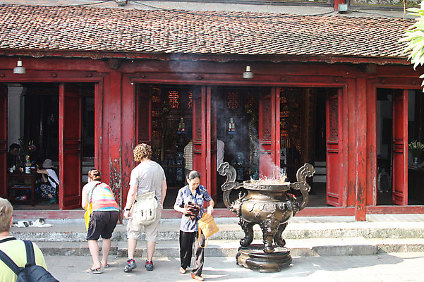 포토 JPG 주간 해외풍경 해외 건축물 아시아 종교 문화 불교 종교시설 사람 풍경 여러명 야외 건물 사찰 사원 연기 신도 베트남 향 하노이 향로_분향 국내포토 자연요소 건축 나라 다수 비즈니스 종교건축 동남아시아 시설 파일형식