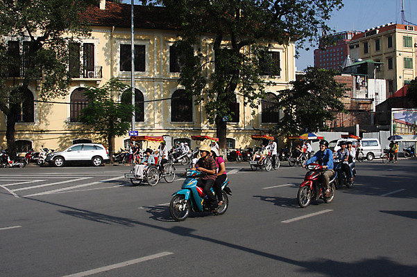 포토 JPG 주간 해외풍경 해외 여자 남자 아시아 도로 길 이동 주택 사람 동양인 풍경 여러명 성인 야외 건물 도시풍경 상점 운전 오토바이 도시 보행자 시장 골목길 승차 헬멧 베트남 노점 하노이 성인만 국내포토 자연요소 건축물 나라 다수 컨셉 교통시설 모션 인종 바이크 동남아시아 보호장비 파일형식