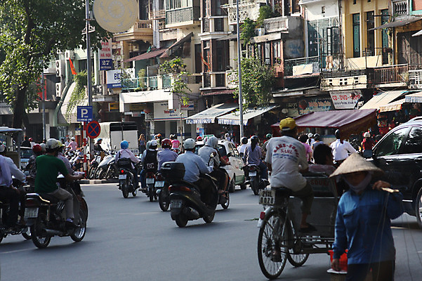 포토 JPG 주간 모자 해외풍경 해외 여자 남자 아시아 도로 길 주택 사람 동양인 풍경 여러명 성인 야외 건물 도시풍경 상점 운전 오토바이 도시 보행자 시장 골목길 승차 헬멧 베트남 노점 농라 전통모자 전통용품 하노이 성인만 국내포토 자연요소 모자_잡화 건축물 잡화 나라 다수 교통시설 모션 인종 바이크 동남아시아 보호장비 오브젝트 파일형식