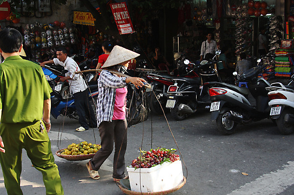 포토 JPG 주간 모자 해외풍경 해외 여자 열매 남자 아시아 도로 길 이동 과일 들기 사람 동양인 풍경 여러명 성인 야외 걷기 상점 오토바이 시장 골목길 상인 베트남 노점 채반 농라 전통모자 전통용품 하노이 성인만 국내포토 자연요소 식물 모자_잡화 그릇 잡화 나라 다수 컨셉 교통시설 모션 인종 바이크 동남아시아 오브젝트 파일형식