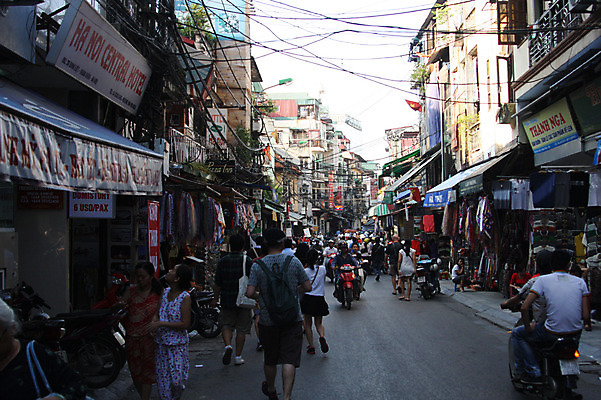 포토 JPG 주간 해외풍경 해외 여자 남자 아시아 도로 길 이동 간판 사람 동양인 풍경 여러명 성인 야외 상점 오토바이 보행자 시장 골목길 베트남 노점 하노이 성인만 국내포토 자연요소 나라 다수 컨셉 교통시설 인종 바이크 동남아시아 파일형식