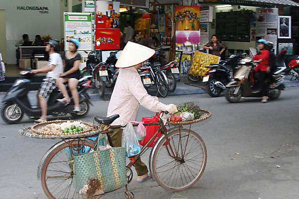 포토 JPG 주간 모자 해외풍경 해외 여자 남자 아시아 도로 길 이동 쟁반 사람 동양인 풍경 여러명 성인 야외 바구니 상점 자전거 운전 오토바이 보행자 시장 골목길 승차 헬멧 베트남 노점 채반 농라 시장가방 전통모자 전통용품 하노이 성인만 국내포토 자연요소 모자_잡화 그릇 잡화 나라 다수 컨셉 가방 교통시설 모션 인종 바이크 동남아시아 보호장비 오브젝트 파일형식