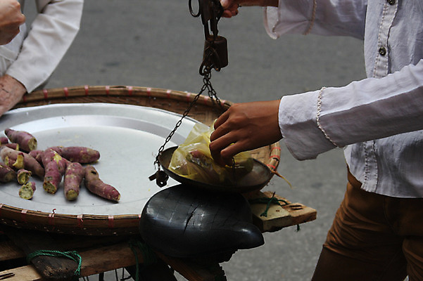 포토 JPG 주간 해외풍경 해외 아시아 쟁반 저울 사람 풍경 성인 야외 두명 바구니 상점 자전거 시장 고구마 베트남 노점 채반 계량 하노이 성인만 국내포토 자연요소 그릇 나라 뿌리채소 바이크 동남아시아 파일형식