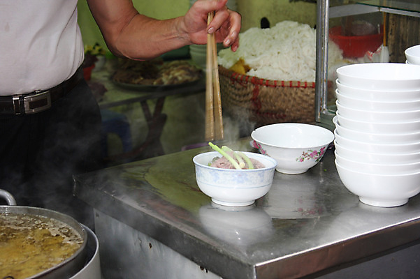 포토 JPG 해외 그릇 남자 아시아 음식 식재료 젓가락 실내 육류 한명 사람 성인 아웃포커스 주방 식당 전통음식 면류 국수 담기 베트남 파 육수 동남아음식 쌀국수 하노이 믹싱볼 남자만 남자한명만 성인남자만 성인만 국내포토 1 전통 식기 나라 채소 모션 촬영기법 수저 내부 상점 동남아시아 베트남음식 파일형식