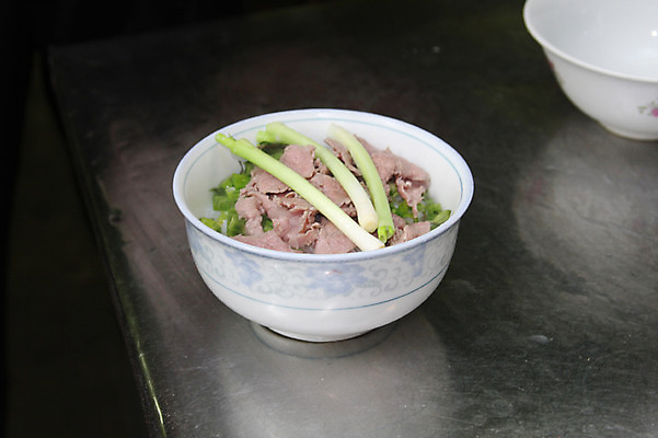 포토 JPG 해외 그릇 아시아 음식 식재료 실내 육류 사람없음 아웃포커스 주방 식당 전통음식 면류 국수 담기 베트남 파 동남아음식 쌀국수 하노이 믹싱볼 국내포토 전통 식기 나라 채소 모션 촬영기법 내부 상점 동남아시아 베트남음식 파일형식