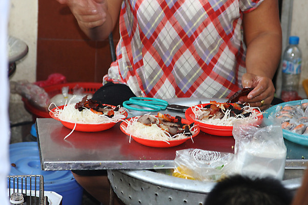 포토 JPG 해외 여자 아시아 채소 식재료 식탁 탁자 주방용품 새우 실내 서기 사람 손짓 성인 아웃포커스 주방 식당 해산물 준비 만들기 베트남 하노이 여자만 성인여자만 성인만 국내포토 나라 가구 생활용품 모션 촬영기법 갑각류 내부 상점 동남아시아 파일형식