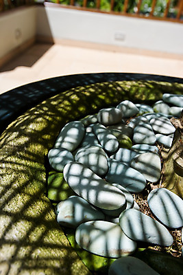 포토 JPG 주간 해외 아시아 백그라운드 리조트 그림자 사람없음 야외 아웃포커스 스파 암석 돌_바위 조약돌 광석 휴양지 발리 인도네시아 스파용품 국내포토 자연요소 나라 섬 촬영기법 장소 오브젝트 파일형식