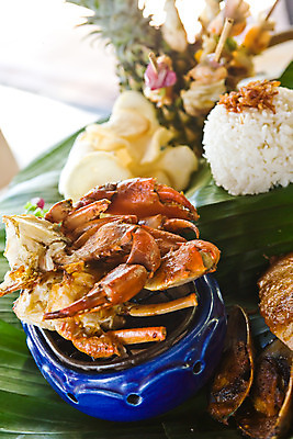 포토 JPG 주간 해외 아시아 음식 과일 탁자 밥 사람없음 야외 아웃포커스 굽기 해산물 파인애플 준비 휴양지 발리 인도네시아 킹크랩 바나나잎 국내포토 자연요소 나라 섬 가구 잎 촬영기법 장소 게 구이 열대과일 파일형식