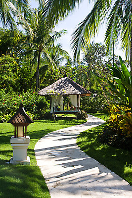 포토 JPG 주간 나무 식물 해외풍경 해외 아시아 길 가로등 조명 그림자 풍경 사람없음 야외 야자수 산책로 휴양지 발리 인도네시아 편의시설 휴식처 국내포토 자연요소 공공시설 나라 섬 휴식 장소 시설 파일형식