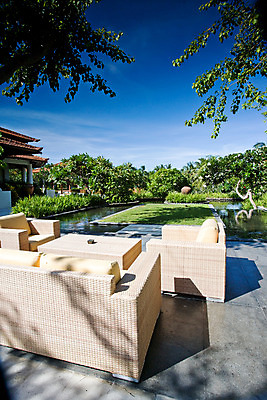 포토 JPG 주간 나무 식물 구름 해외풍경 해외 아시아 의자 탁자 하늘 리조트 수영장 풍경 사람없음 야외 건물 소파 정원 휴양지 조경 발리 인도네시아 국내포토 자연요소 건축물 나라 섬 가구 장소 파일형식