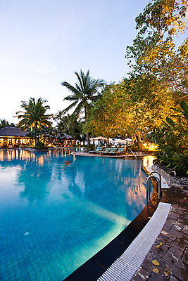 포토 JPG 나무 식물 해외풍경 해외 아시아 의자 리조트 조명 수영장 풍경 사람없음 야외 건물 물 빛 야자수 풀장 파라솔 야간 선베드 발리 인도네시아 국내포토 자연요소 건축물 나라 섬 가구 파일형식