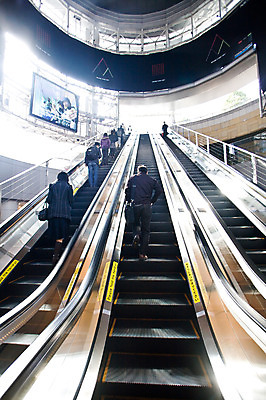 포토 JPG 주간 시설물 여자 남자 아시아 로우앵글 창문 광고판 실내 사람 풍경 빌딩 여러명 성인 건물 뒷모습 탑 일본 고층빌딩 역 도쿄 에스컬레이터 전광판 전철역 롯본기 성인만 국내포토 자연요소 건축물 나라 뷰포인트 다수 교통시설 알림판 내부 판 파일형식