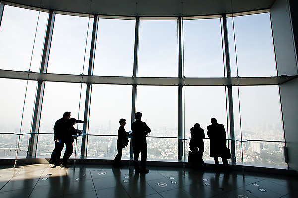 포토 JPG 주간 해외풍경 해외 건축물 아시아 창문 실내 사람 풍경 빌딩 성인 건물 도시풍경 탑 일본 고층빌딩 도시 도쿄 구경 역광 전망대 관람 롯본기 모리타워 성인만 국내포토 자연요소 건축 나라 내부 파일형식