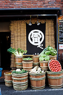 포토 JPG 주간 해외풍경 해외 아시아 토마토 채소 표시 거리 간판 통 종류 거리풍경 풍경 사람없음 야외 상점 일본 깨끗함 전시 다양 시장 도쿄 브로콜리 무 담기 양배추 파 나무통 국내포토 자연요소 나라 다수 컨셉 모션 뿌리채소 파일형식