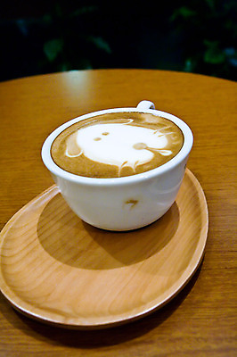 포토 JPG 해외 아시아 커피 음료 탁자 조명 한잔 쟁반 실내 그림자 사람없음 아웃포커스 일본 거품 카페 우유 강아지 커피잔 그림 카푸치노 반려 국내포토 1 나라 가구 잔 유제품 촬영기법 내부 반려동물 상점 개 파일형식