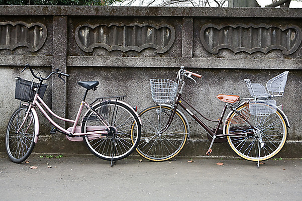 포토 JPG 주간 해외풍경 해외 아시아 도로 길 육상교통 교통수단 벽 거리 거리풍경 풍경 사람없음 야외 담장 바구니 일본 자전거 주차 두대 안장 세운 국내포토 자연요소 나라 교통 2 교통시설 바이크 파일형식