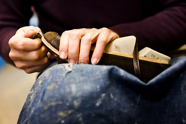 포토 JPG 손 디자인 남자 아시아 구두 신발 공장 실내 한명 사람 손짓 성인 아웃포커스 신체부위 상점 일본 앞치마 잡기 작업 도쿄 디자이너 만들기 손질 수공예 조립 다듬기 성인만 국내포토 직업 1 나라 공업 모션 촬영기법 내부 공예 파일형식