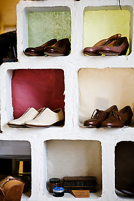 포토 JPG 디자인 아시아 구두 신발 공장 선반 실내 사람없음 견본 상점 일본 여러개 전시 도쿄 장식장 수공예 조립 구두약 국내포토 나라 가구 다수 공업 내부 공예 파일형식