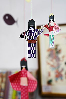 포토 JPG 전통 해외 아시아 종이 전통문화 인형 백그라운드 실내 매달리기 사람없음 아웃포커스 일본 전시 도쿄 기모노 오브젝트 공예품 종이접기 일본전통 모빌 종이인형 국내포토 나라 문화 모션 촬영기법 내부 아기용품 일본전통의상 공예 접기 파일형식