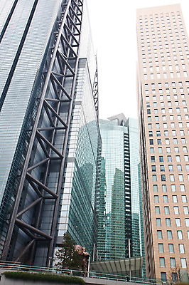 포토 JPG 주간 해외풍경 해외 외관 아시아 로우앵글 창문 유리 외벽 풍경 빌딩 사람없음 야외 건물 인테리어 도시풍경 반사 일본 고층빌딩 도시 도쿄 롯본기 국내포토 자연요소 건축물 디자인 나라 벽 뷰포인트 재질 파일형식