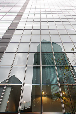 포토 JPG 주간 해외풍경 해외 아시아 로우앵글 창문 유리 조명 외벽 풍경 빌딩 사람없음 야외 건물 빛 인테리어 도시풍경 반사 일본 고층빌딩 도시 도쿄 롯본기 국내포토 자연요소 건축물 디자인 나라 벽 뷰포인트 재질 파일형식