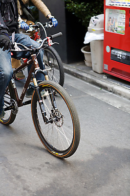 포토 JPG 주간 해외풍경 해외 손 아시아 도로 길 육상교통 교통수단 이동 거리 거리풍경 풍경 손짓 성인 야외 두명 신체부위 일본 자전거 운전 쓰레기통 다리 잡기 승차 핸들 두대 자판기 성인만 국내포토 자연요소 나라 교통 컨셉 2 교통시설 모션 사람 바이크 파일형식