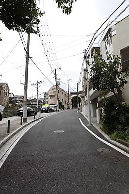 포토 JPG 주간 나무 해외풍경 해외 아시아 도로 길 로우앵글 자동차 주택 풍경 사람없음 야외 건물 도시풍경 마을 일본 도시 골목길 주차 전봇대 요코하마 국내포토 자연요소 식물 건축물 공공시설 나라 육상교통 뷰포인트 교통시설 파일형식