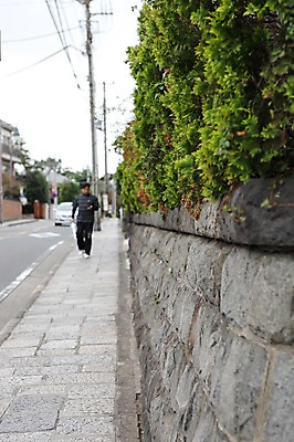 포토 JPG 주간 해외풍경 해외 남자 아시아 도로 길 거리 주택 돌담 거리풍경 한명 사람 풍경 성인 야외 아웃포커스 담장 일본 가로수 전봇대 조경 요코하마 남자만 남자한명만 성인남자만 성인만 국내포토 자연요소 1 공공시설 나라 교통시설 촬영기법 건물 돌_바위 파일형식