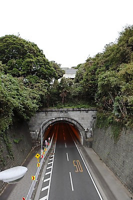 포토 JPG 주간 나무 해외풍경 해외 아시아 도로 길 가로등 교통시설 돌담 풍경 사람없음 야외 하이앵글 숫자 일본 표지판 터널 도로표지판 요코하마 국내포토 자연요소 식물 문자 공공시설 나라 뷰포인트 교통 알림판 담장 돌_바위 시설 파일형식