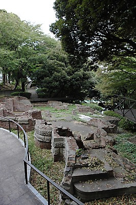 포토 JPG 주간 나무 식물 해외풍경 해외 공원 아시아 벽돌 풍경 사람없음 야외 울타리 일본 고요 산책로 보호 폐허 광장 옛터 요코하마 무너짐 국내포토 자연요소 공공시설 나라 길 컨셉 모션 담장 파일형식