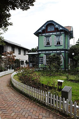 포토 JPG 주간 나무 식물 해외풍경 해외 건축물 아시아 주택 풍경 잔디 사람없음 야외 건물 울타리 마을 정원 일본 고요 화단 이층집 요코하마 국내포토 자연요소 건축 나라 담장 파일형식