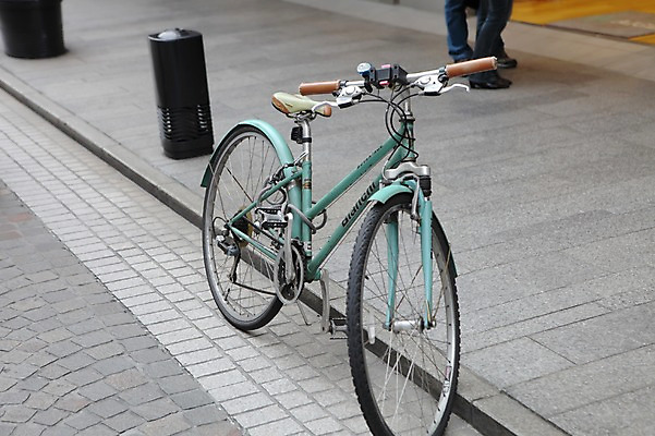 포토 JPG 주간 해외풍경 해외 아시아 도로 길 육상교통 교통수단 한대 거리 거리풍경 야외 신체부위 일본 자전거 다리 주차 세운 요코하마 국내포토 자연요소 1 나라 교통 교통시설 사람 풍경 바이크 파일형식