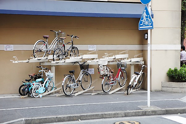 포토 JPG 주간 해외풍경 해외 아시아 도로 길 육상교통 교통수단 거리 거리풍경 야외 일본 자전거 표지판 주차 여러대 주차장 세운 요코하마 자전거도로 국내포토 자연요소 나라 다수 교통 교통시설 알림판 풍경 바이크 전용도로 파일형식