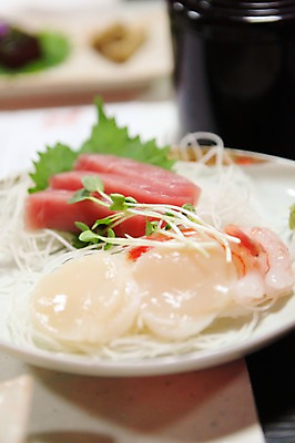 포토 JPG 그릇 접시 아시아 음식 탁자 새우 실내 사람없음 아웃포커스 식당 초밥 생선회 회 신선 참치 준비 무순 관자 요코하마 참치회 국내포토 식기 나라 가구 촬영기법 갑각류 어류 내부 상점 일본 새싹채소 일본음식 파일형식