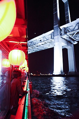 포토 JPG 해외풍경 해외 시설물 건축물 여자 아시아 바다 로우앵글 수상교통 야경 조명 한명 사람 성인 야외 빛 도시풍경 일본 어둠 유람선 구경 관람 요코하마 가교 선박 여자만 여자한명만 성인여자만 성인만 국내포토 1 건축 나라 교통수단 뷰포인트 배_교통 풍경 도시 야간 파일형식 풍경_경치