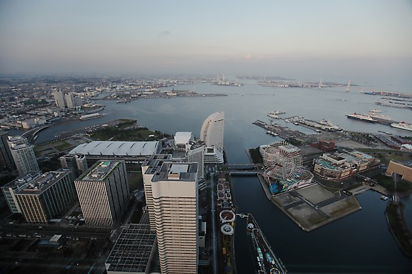 포토 JPG 주간 해외풍경 해외 아시아 도로 바다 수상교통 풍경 빌딩 사람없음 야외 건물 하이앵글 도시풍경 탑 일본 놀이공원 도시 놀이기구 대관람차 전망대 랜드마크타워 복잡 요코하마 가교 선박 국내포토 자연요소 건축물 나라 길 교통수단 뷰포인트 컨셉 교통시설 테마파크 파일형식