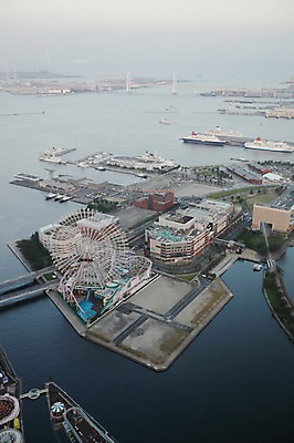 포토 JPG 주간 해외풍경 해외 아시아 도로 바다 수상교통 풍경 빌딩 사람없음 야외 건물 하이앵글 도시풍경 탑 일본 놀이공원 도시 놀이기구 대관람차 전망대 랜드마크타워 복잡 요코하마 가교 선박 국내포토 자연요소 건축물 나라 길 교통수단 뷰포인트 컨셉 교통시설 테마파크 파일형식