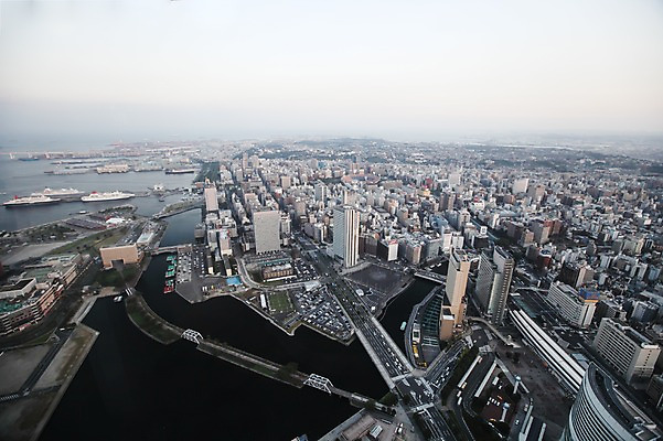 포토 JPG 주간 구름 해외풍경 해외 아시아 도로 바다 수상교통 자동차 하늘 풍경 빌딩 사람없음 야외 건물 하이앵글 도시풍경 탑 일본 도시 전망대 랜드마크타워 복잡 요코하마 가교 선박 국내포토 자연요소 건축물 나라 길 육상교통 교통수단 뷰포인트 컨셉 교통시설 파일형식