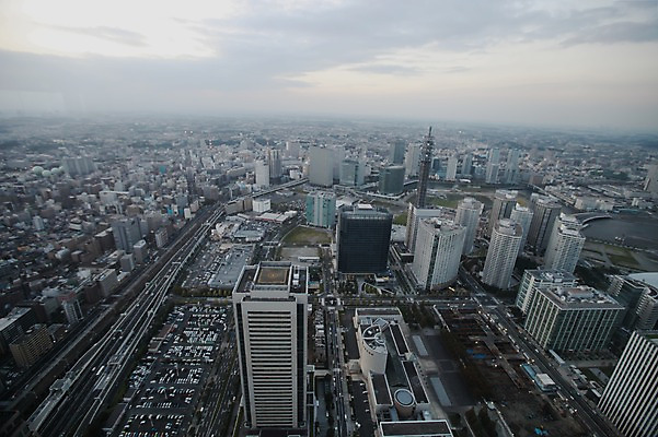 포토 JPG 주간 구름 해외풍경 해외 아시아 도로 자동차 하늘 풍경 빌딩 사람없음 야외 건물 하이앵글 도시풍경 탑 일본 도시 전망대 랜드마크타워 복잡 요코하마 국내포토 자연요소 건축물 나라 길 육상교통 뷰포인트 컨셉 교통시설 파일형식