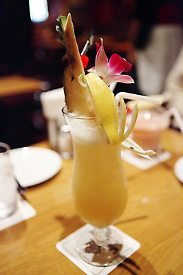 포토 JPG 꽃 아시아 음료 음식 조각 과일 탁자 잔 실내 빨대 사람없음 아웃포커스 장식 상점 식당 일본 주스 과일주스 파인애플 준비 담기 요코하마 국내포토 식물 식기 나라 가구 모션 촬영기법 내부 열대과일 파일형식