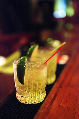 포토 JPG 아시아 음료 음식 조각 과일 잔 주류 실내 빨대 사람없음 아웃포커스 상점 식당 일본 칵테일 바 막대기 담기 라임 칵테일바 요코하마 주점 트로피컬아트 국내포토 식기 나라 모션 촬영기법 내부 선술집 술집 그림 파일형식