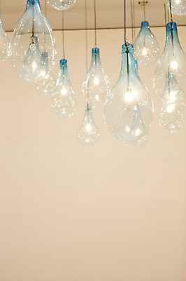 포토 JPG 아시아 줄 로우앵글 전구 전등 조명 실내 매달리기 사람없음 빛 인테리어 일본 여러개 전시 전선 오브젝트 요코하마 국내포토 디자인 나라 뷰포인트 다수 모션 내부 파일형식