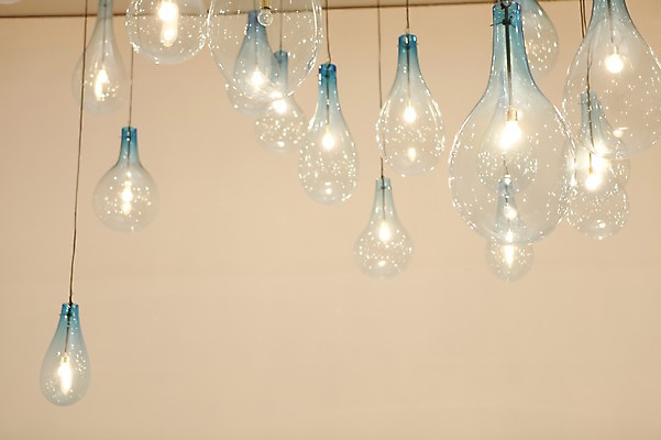 포토 JPG 아시아 줄 로우앵글 전구 전등 조명 실내 매달리기 사람없음 빛 인테리어 일본 여러개 전시 전선 오브젝트 요코하마 국내포토 디자인 나라 뷰포인트 다수 모션 내부 파일형식